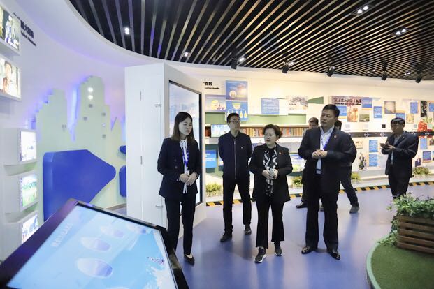 郑州二七区委组织部常务副部长王波一行 光临我公司调查领导党建工作