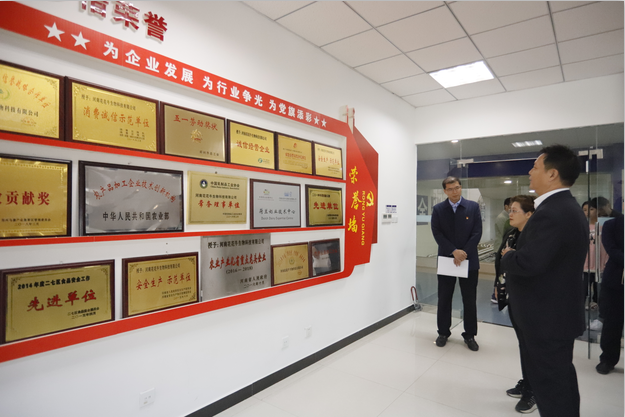 郑州二七区委组织部常务副部长王波一行 光临我公司调查领导党建工作