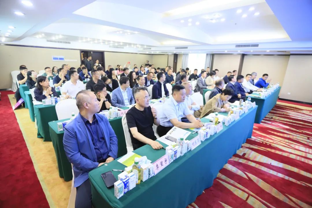 河南省2024国度“学生饮用奶打算”推广工作推动会在郑州成功进行！