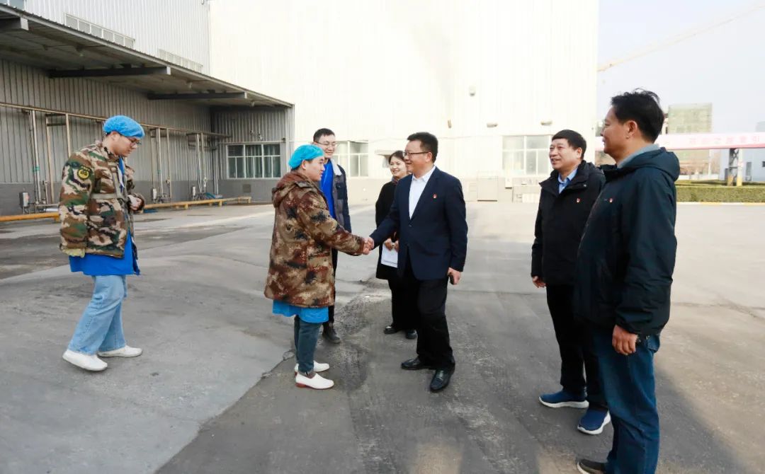 新春慰问送关切——集团党委书记、董事长慰问春节期间坚守岗位的一线职工