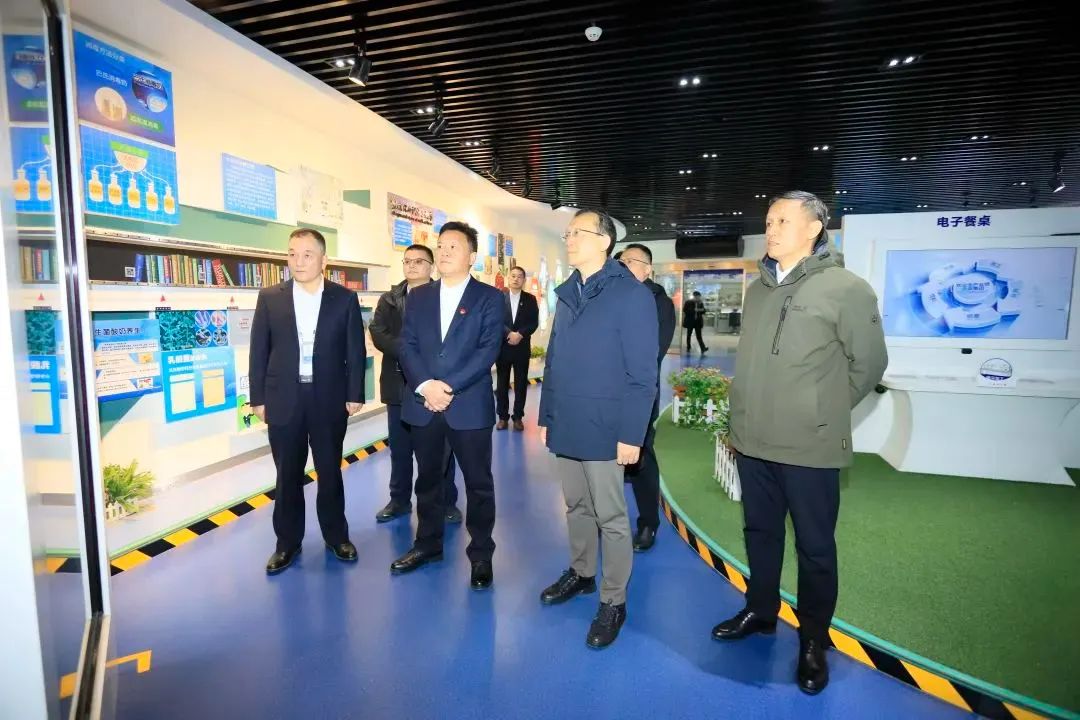 省当局国资委党委书记、主任李涛一行到QMH官网乳业集团调研 省当局国资委党委书记、主任李涛一行到QMH官网乳业集团调研
