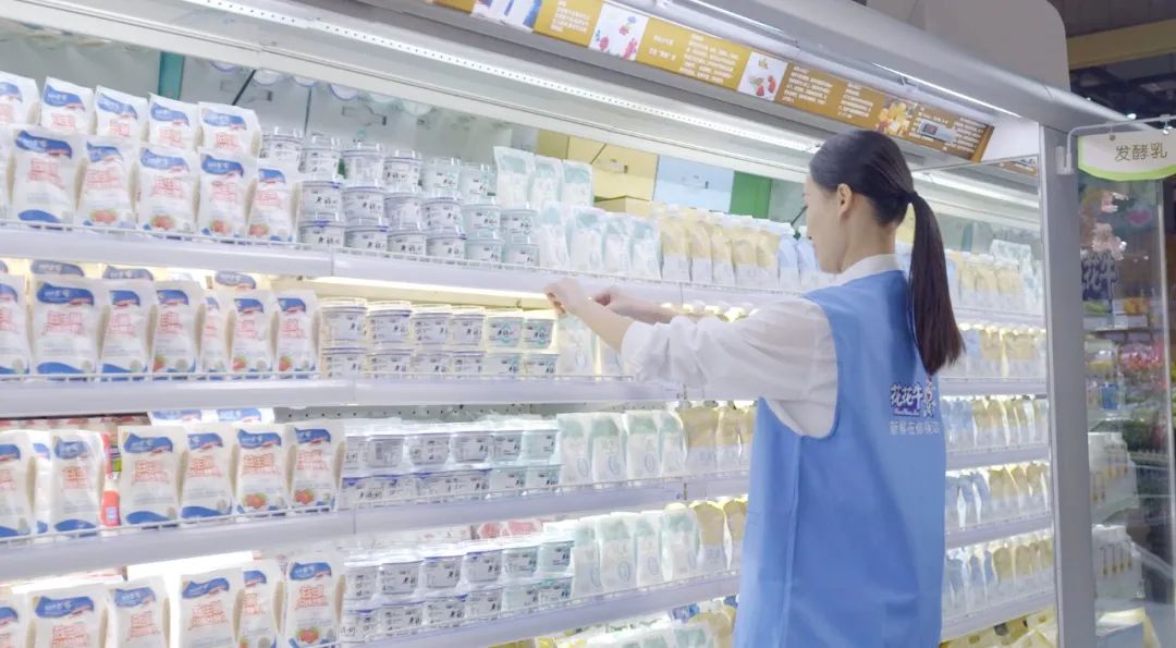 点赞！河南日报要闻02版——报路QMH官网乳业集团郑州分公司乳制品出产场景，彰显QMH官网乳业集团发展新活力