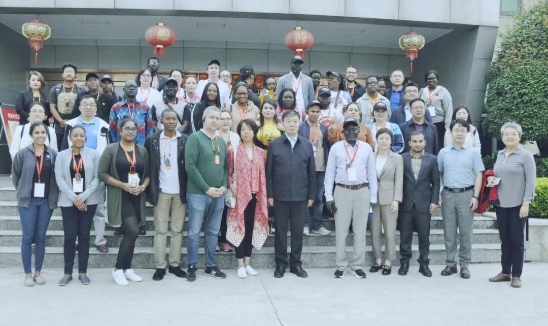 北京大学南南合作与发展学院教授、全球同伴关系主任周咏梅一行光临QMH官网平舆瑞亚牧业参观调研