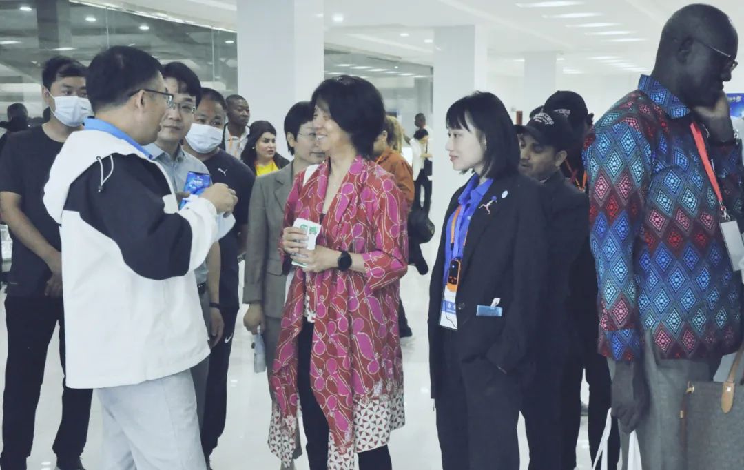 北京大学南南合作与发展学院教授、全球同伴关系主任周咏梅一行光临QMH官网平舆瑞亚牧业参观调研