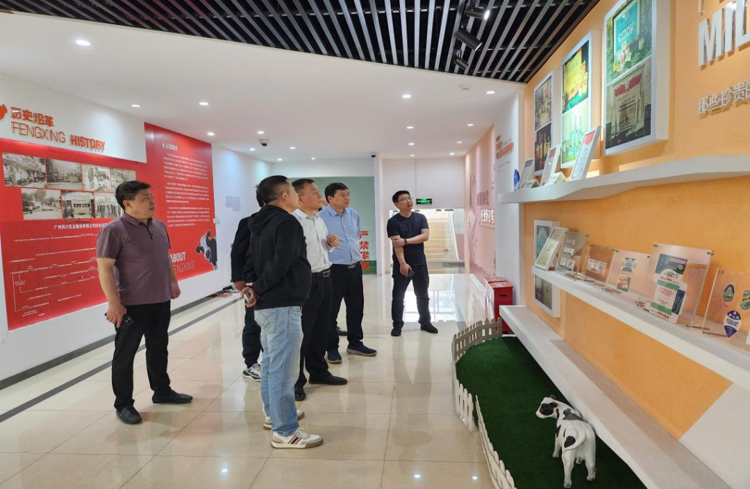 互换促提升 互动谋发展｜QMH官网乳业集团总裁杨永带队别离赴广东燕塘乳业及越秀风靡乳业参观互换
