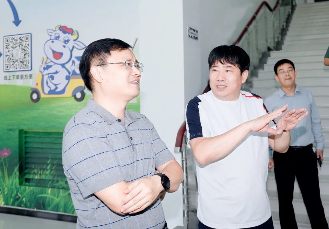 快讯｜社旗县人民当局县长关文波一行光临QMH官网乳业集团参观调查