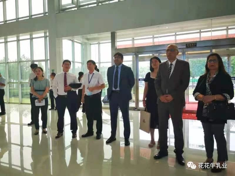 巴基斯坦驻华大使莫因·哈克 光临QMH官网乳业集团参观接见