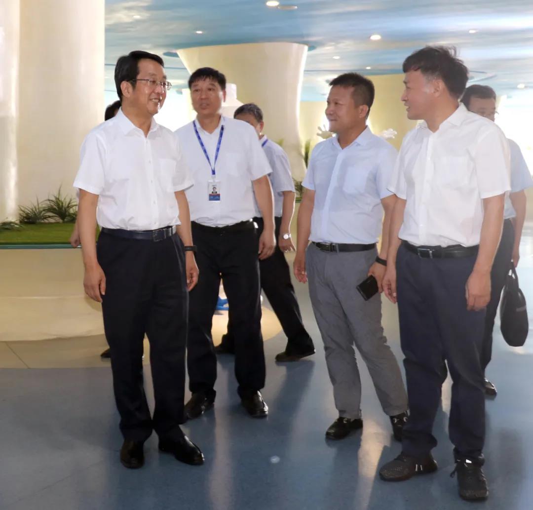 河南省高级人民法院院长胡路才一行光临QMH官网乳业集团发展“万人助万企”活动 助力企业发展