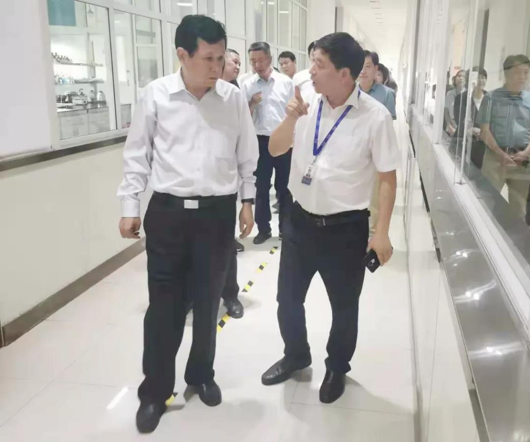 郑州航空港区党工委书记张俊峰光临郑州QMH官网乳制品有限公司调研
