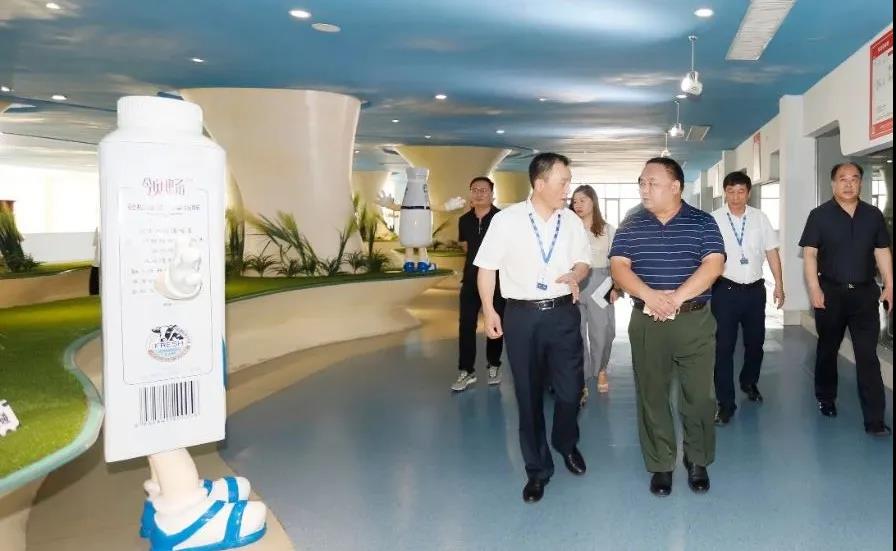快讯 | 河南省人民敌灾食品安全委员会办公住宅三批食品安全示范区验收组辅导光临QMH官网乳业集团验收食品安全示范区建设情况