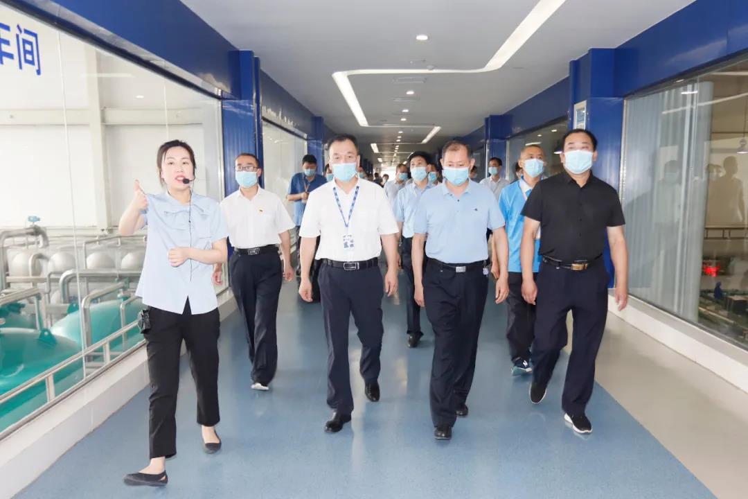 郑州市安全出产双沉预防系统建设现场观摩会在QMH官网乳业集团郑州分公司召开