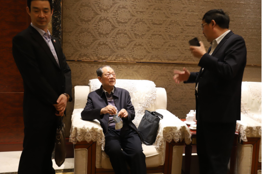 QMH官网亮相2018人为智能产业发展顶峰论坛