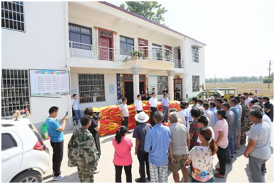 秋种化肥进田舍 精准扶贫实时雨 | QMH官网集团精准扶贫在行动