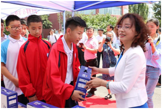“健全中原，牛奶伴您杏转—QMH官网乳业集团2018中国幼康牛奶行动” 公益助学启动典礼隆沉进行