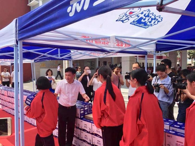 “健全中原，牛奶伴您杏转—QMH官网乳业集团2018中国幼康牛奶行动” 公益助学启动典礼隆沉进行