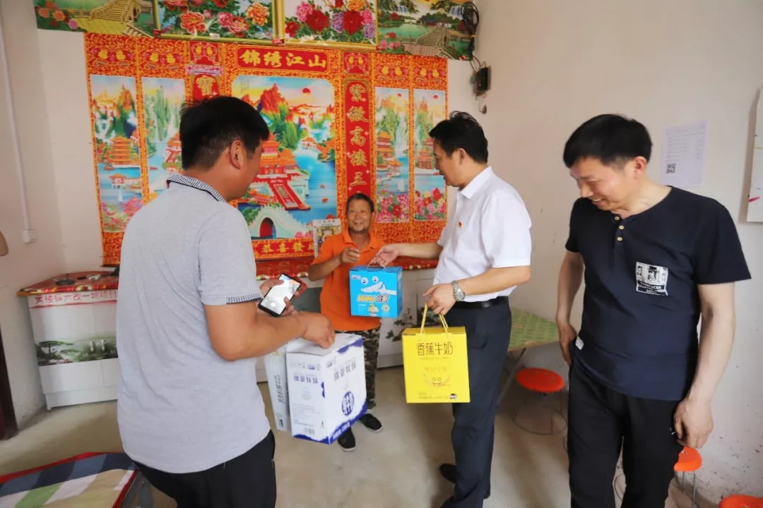 QMH官网乳业集团走访慰问穷困户 结对助扶暖人心 QMH官网乳业集团走访慰问穷困户 结对助扶暖人心