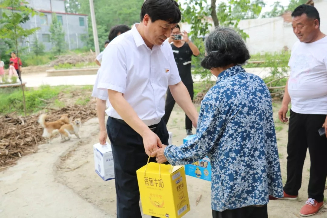 QMH官网乳业集团走访慰问穷困户 结对助扶暖人心 QMH官网乳业集团走访慰问穷困户 结对助扶暖人心
