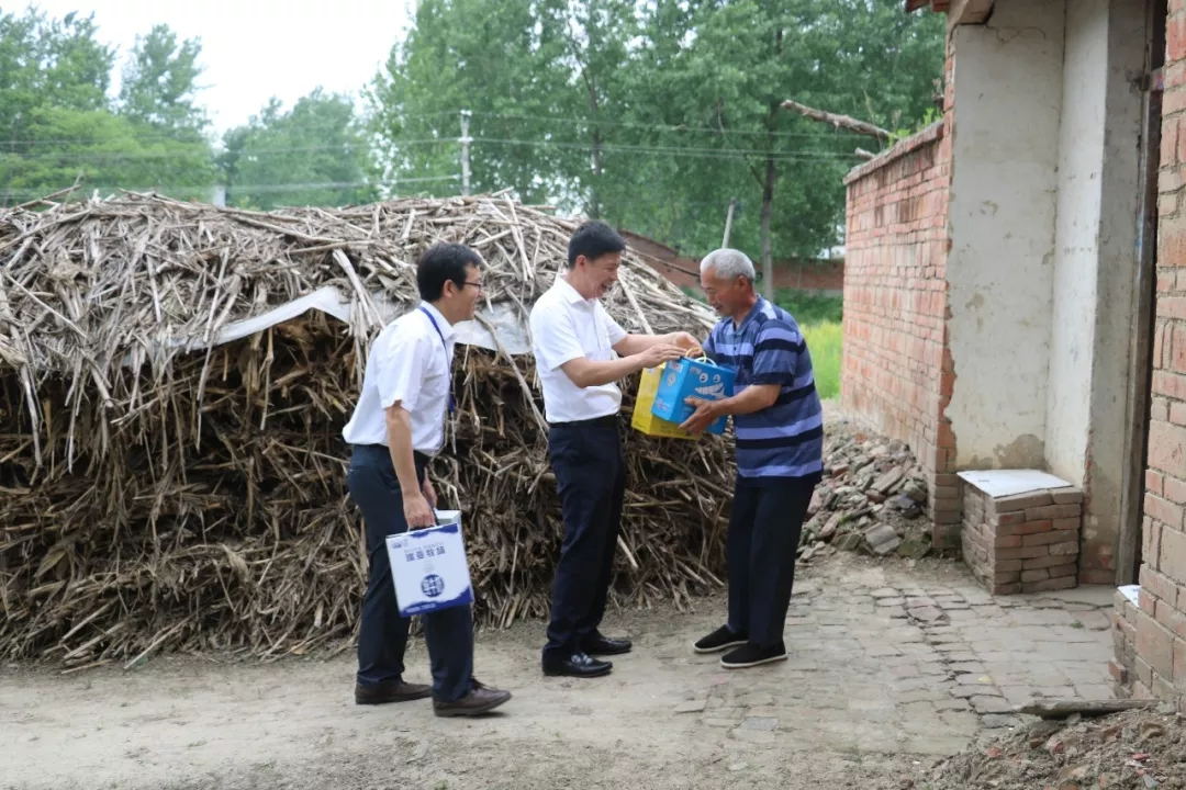 QMH官网乳业集团走访慰问穷困户 结对助扶暖人心 QMH官网乳业集团走访慰问穷困户 结对助扶暖人心