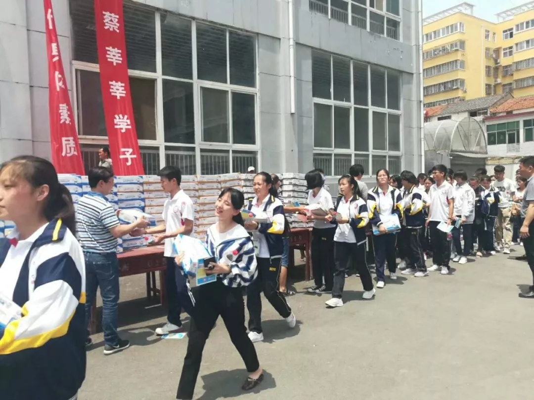 QMH官网|捐助教育100万元！做公益，我们是当真的！