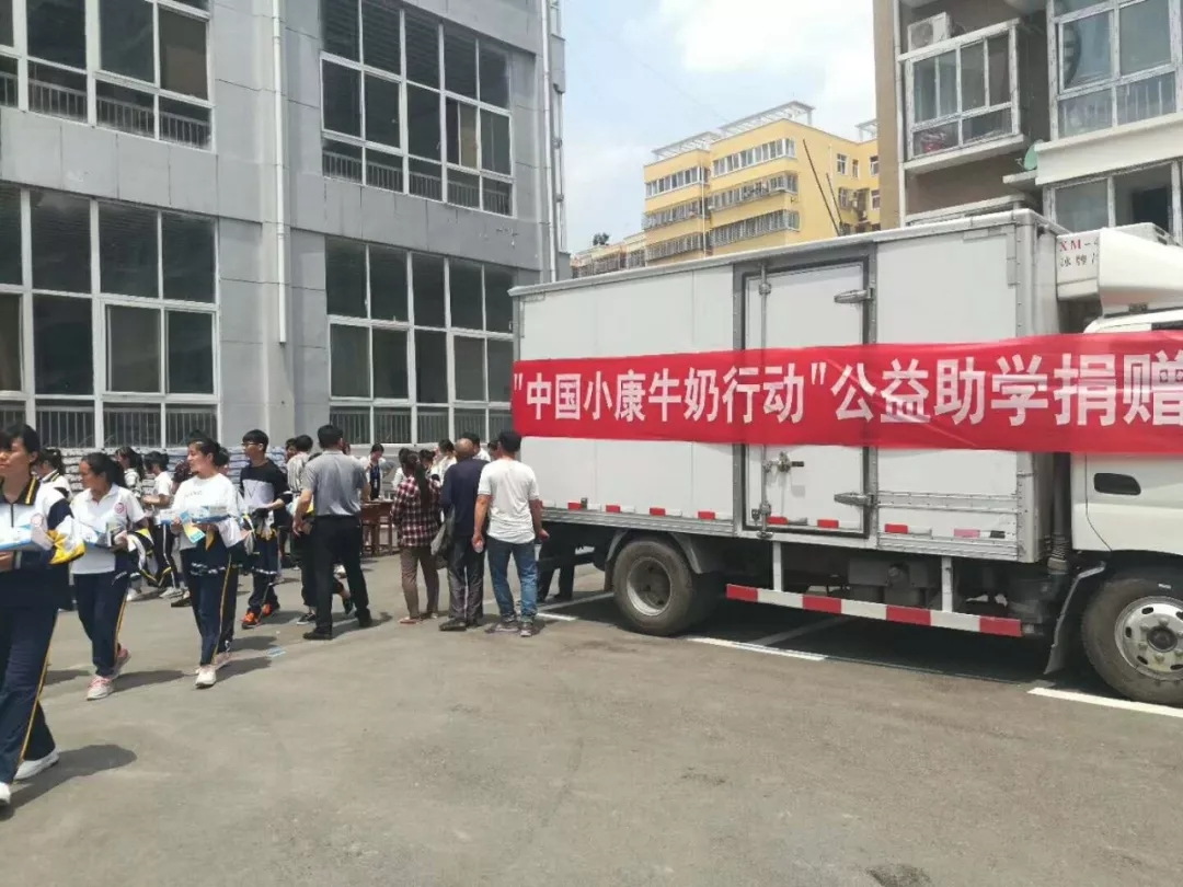 QMH官网|捐助教育100万元！做公益，我们是当真的！