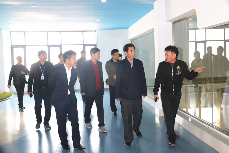 封丘县县长王献臣一行光临 QMH官网集团养殖、乳品事业部参观调研