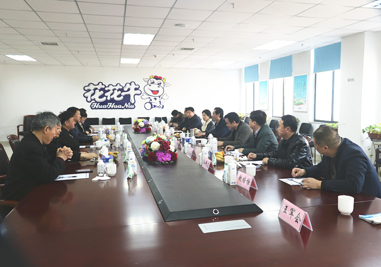 封丘县县长王献臣一行光临 QMH官网集团养殖、乳品事业部参观调研