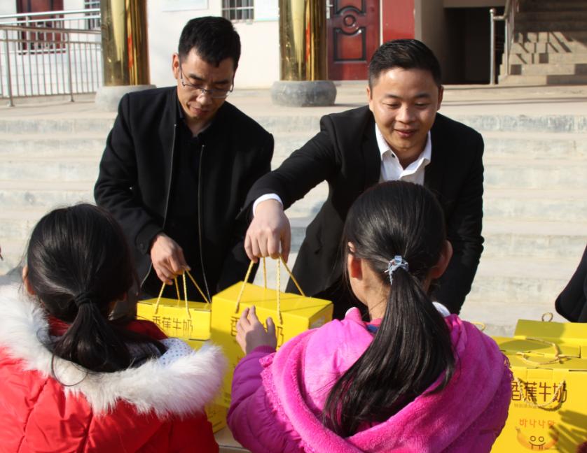 QMH官网走进新密白龙庙村 让山区的孩子喝到最新鲜的牛奶