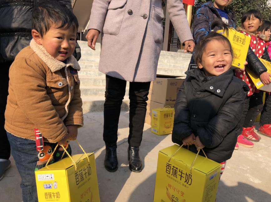 QMH官网走进新密白龙庙村 让山区的孩子喝到最新鲜的牛奶