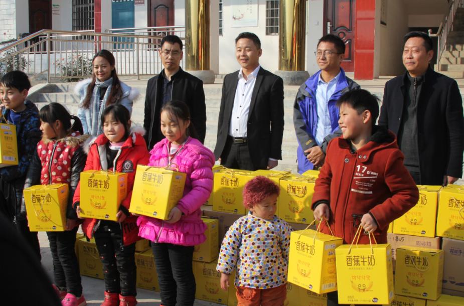 QMH官网走进新密白龙庙村 让山区的孩子喝到最新鲜的牛奶