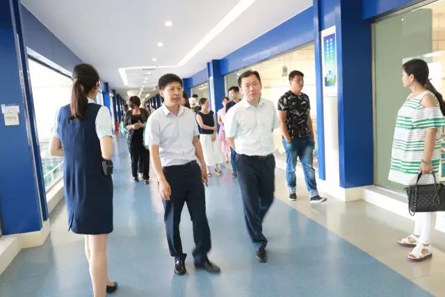 河南省食品安全座谈会暨百场食安讲座进校园启动典礼在QMH官网进行