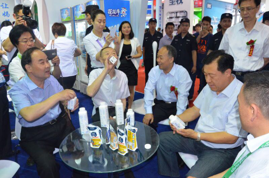 QMH官网牛气冲天！农业部长品尝“领畅”点赞，又获国际奶业平台青睐