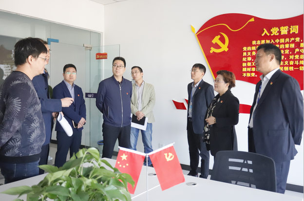 郑州二七区委组织部常务副部长王波一行 光临我公司调查领导党建工作