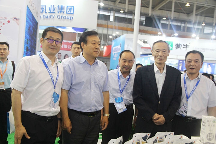 QMH官网亮相第八届中国奶业大会，又获农业部长一声赞！