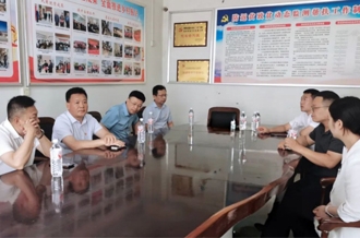 河南QMH官网乳业集团赴定点助扶村发展慰问活动