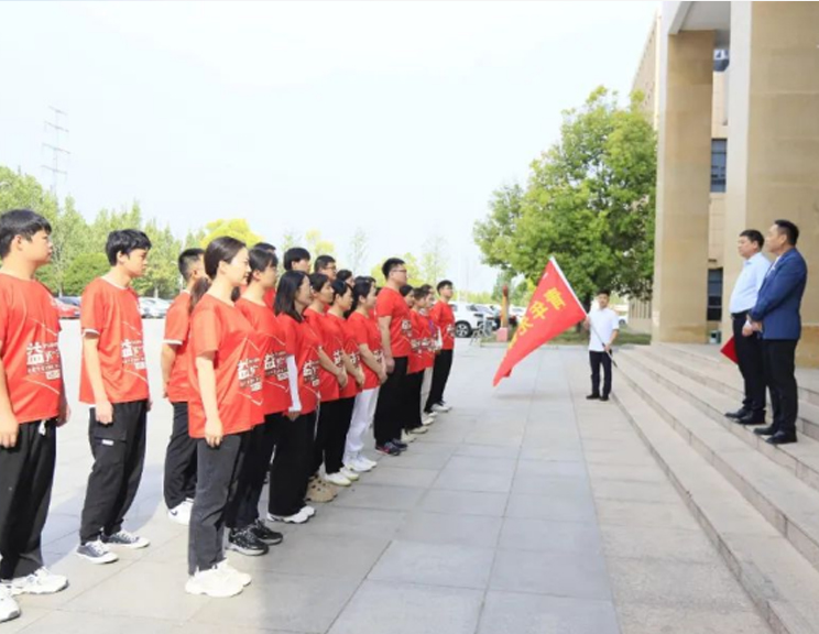 弘扬五四心灵 激扬青春力量——河南QMH官网乳业集团发展青年徒步活动